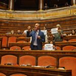 The Delmastro case: M5S in the Senate occupies government seats, holding up signs reading ‘out with the chats’