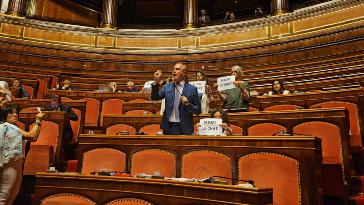 The Delmastro case: M5S in the Senate occupies government seats, holding up signs reading ‘out with the chats’ The Delmastro case: M5S in the Senate occupies government seats, holding up signs reading ‘out with the chats’