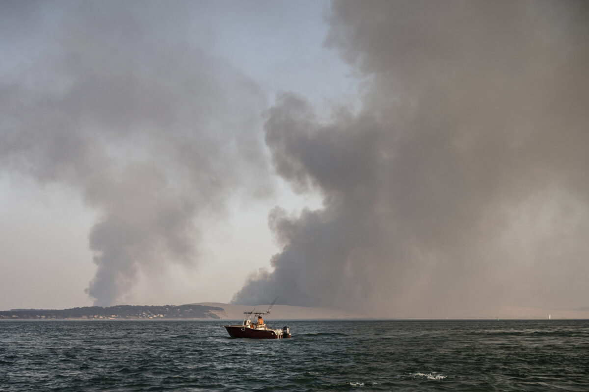 France: Evacuation ordered on the Cap-Ferret peninsula; boats used to escape the flames France: Evacuation ordered on the Cap-Ferret peninsula; boats used to escape the flames