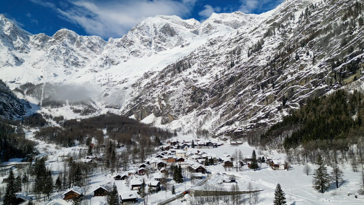 Mountains: Hiker dies after falling on a path in the Aosta Valley Mountains: Hiker dies after falling on a path in the Aosta Valley