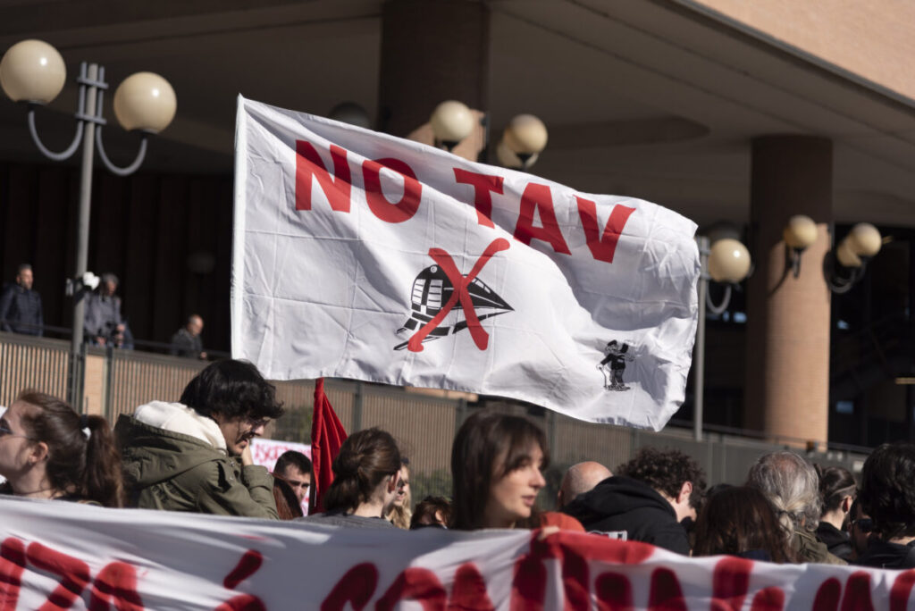 Turin: Tear gas fired at anti-TAV march; Salvini: “Unacceptable – these are the poisoned fruits of the left”