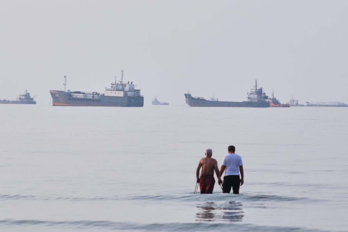 Iran: Revolutionary Guards turn back four ships in the Strait of Hormuz