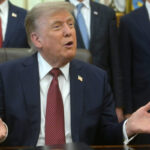 US: Trump wears red cap at correspondents’ dinner: “I’ll stand for a third term”