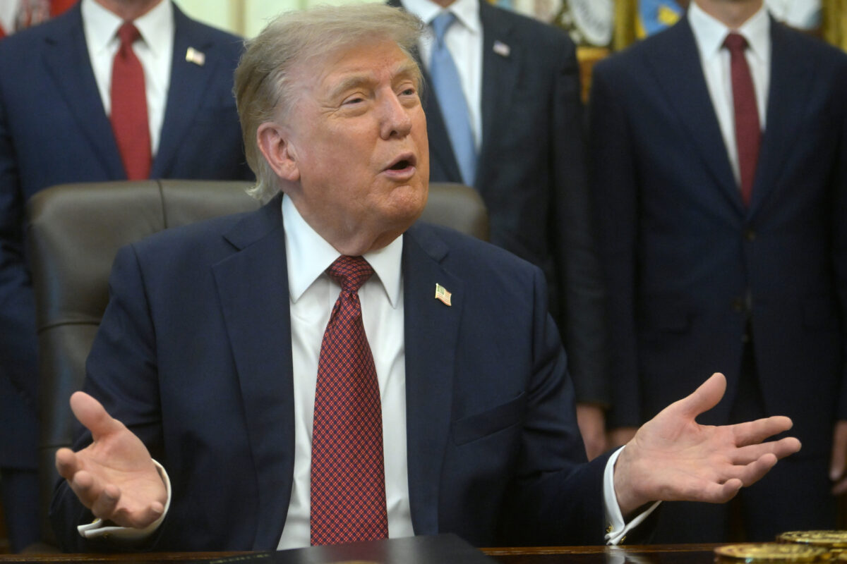 US: Trump wears red cap at correspondents’ dinner: “I’ll stand for a third term”