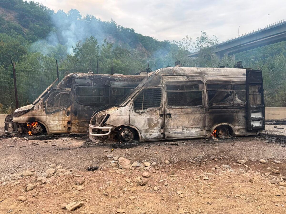 No Tav: two Carabinieri vans set alight after Molotov cocktails were thrown No Tav: two Carabinieri vans set alight after Molotov cocktails were thrown