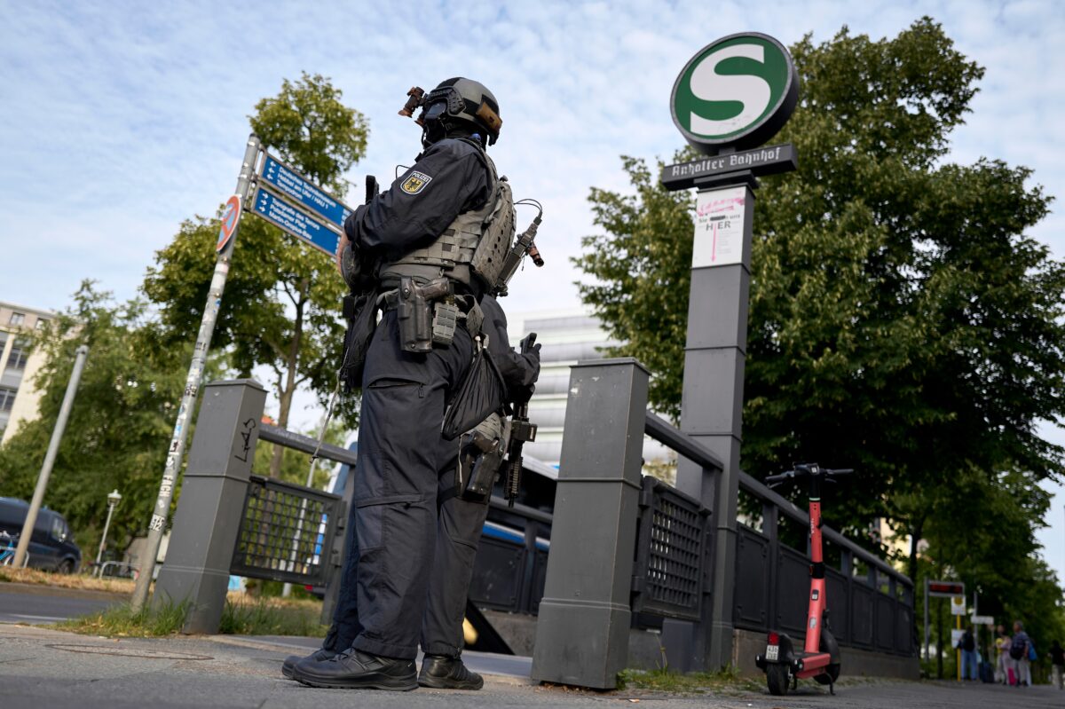 Berlin: police confirm death of attacker: “He ran towards officers with a bladed weapon” Berlin: police confirm death of attacker: “He ran towards officers with a bladed weapon”