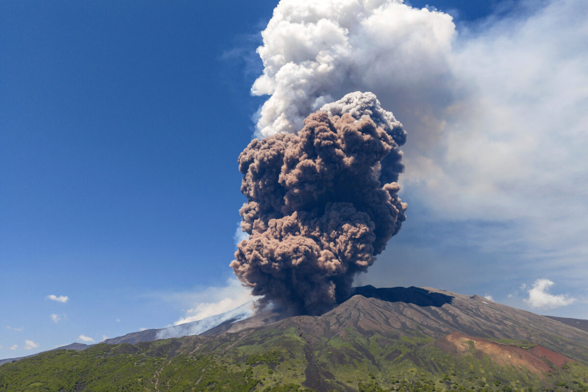 Etna: eruption with a 7-km-high ash cloud; explosive activity on the wane Etna: eruption with a 7-km-high ash cloud; explosive activity on the wane