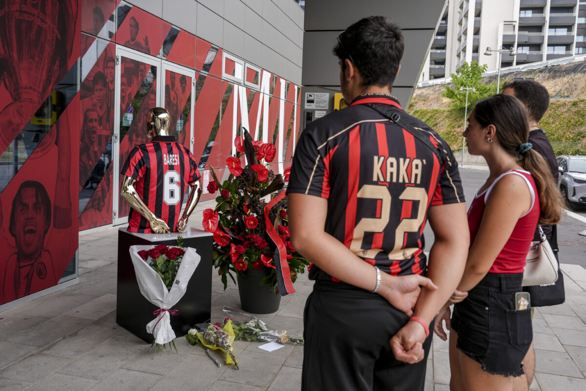 People from Bari, flowers, letters and banners: crowds of fans gathered at Casa Milan to pay tribute to the champion People from Bari, flowers, letters and banners: crowds of fans gathered at Casa Milan to pay tribute to the champion