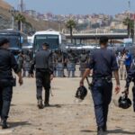 Migrants: a quiet night in Ceuta; installation of inflatable barriers begins