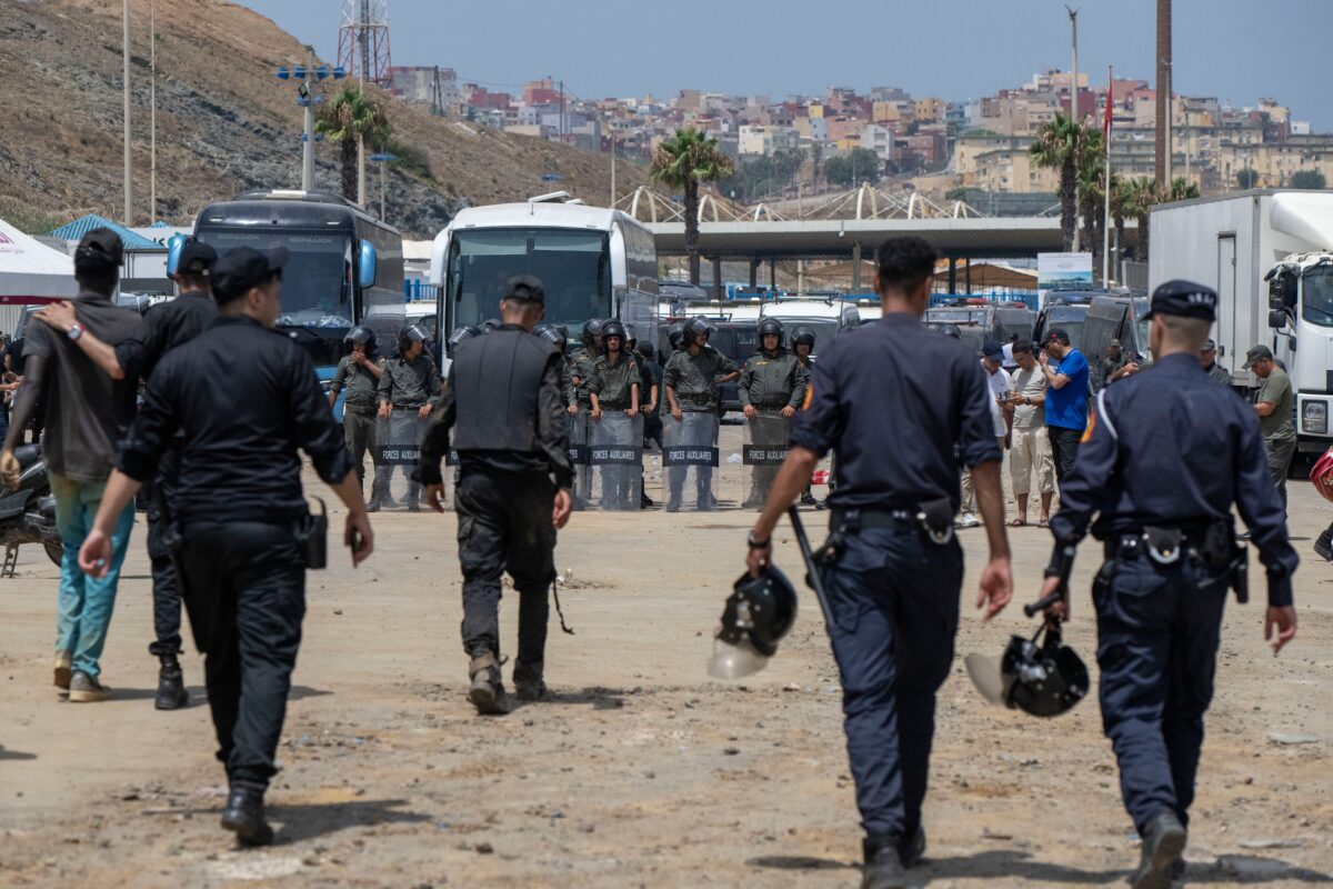 Migrants: a quiet night in Ceuta; installation of inflatable barriers begins Migrants: a quiet night in Ceuta; installation of inflatable barriers begins