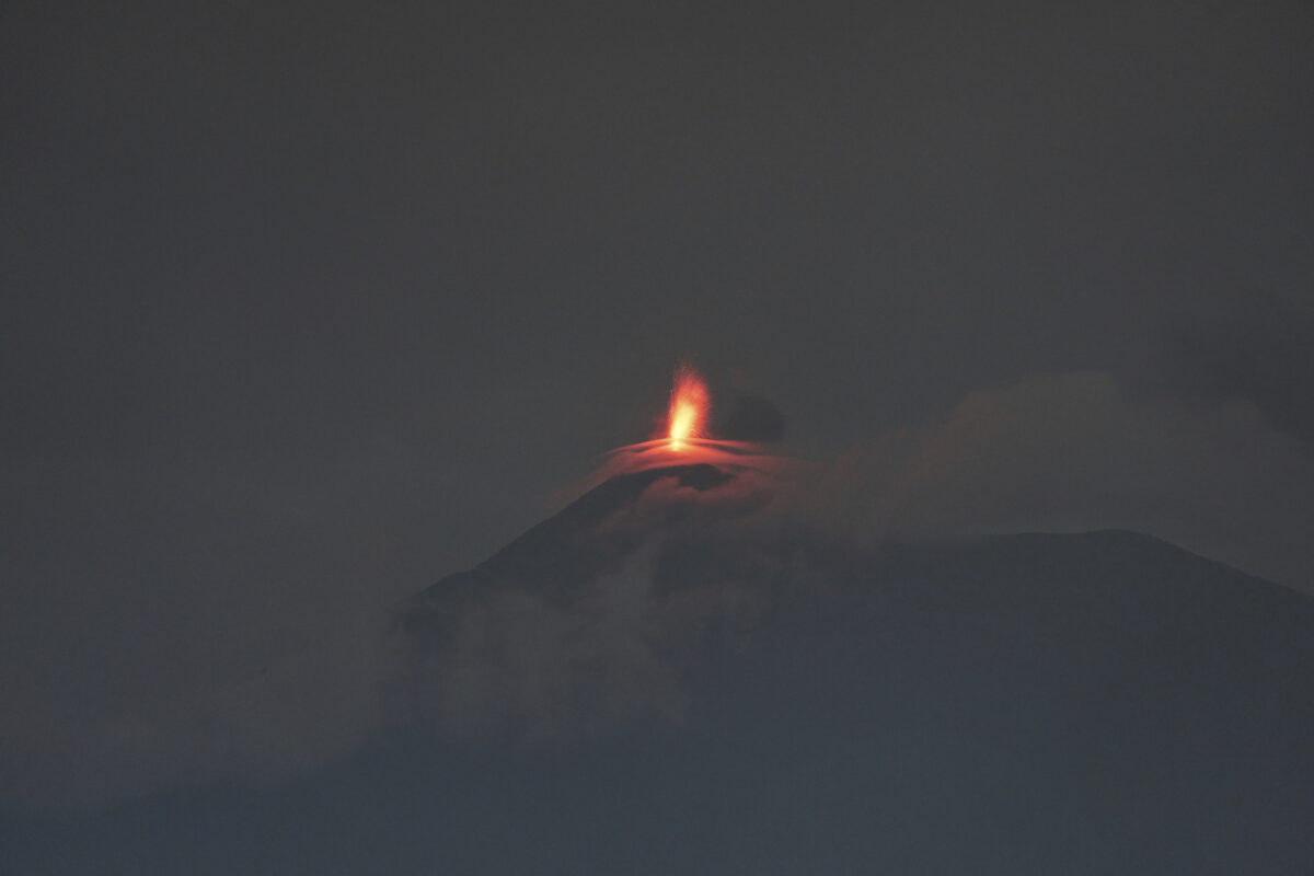 Guatemala: 200–300-metre-high lava fountain from the Fuego volcano