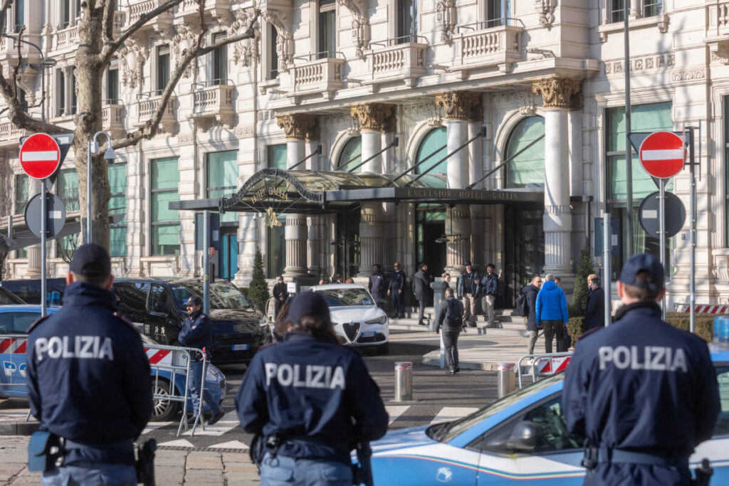 Milan: bomb scare at four shopping centres; evacuated by the police