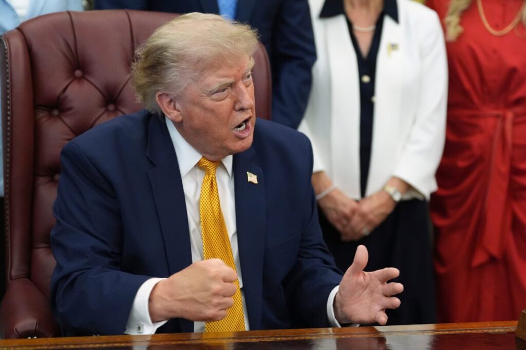 “Iran, Trump: ‘Hormuz will reopen very soon or Tehran will be hit hard'”