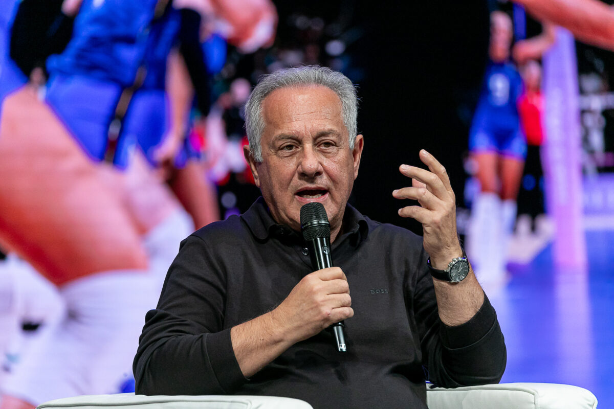 Volleyball: Velasco presents the Azzurre with two books for each player Volleyball: Velasco presents the Azzurre with two books for each player