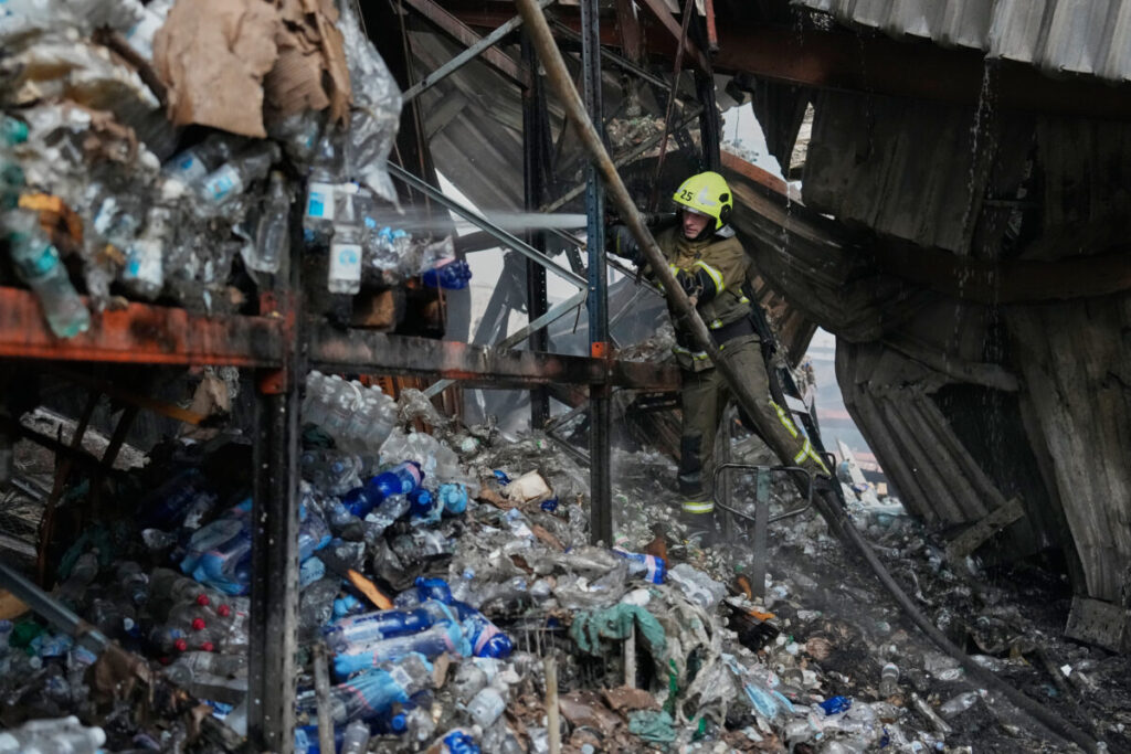 Ukraine: Russian air strikes on Kyiv, three dead including a child
