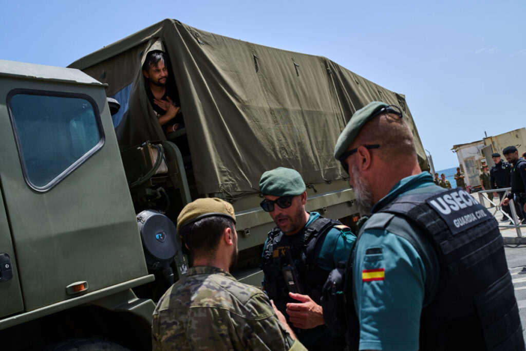 Migrants: Madrid revokes all permits for military personnel deployed in Ceuta