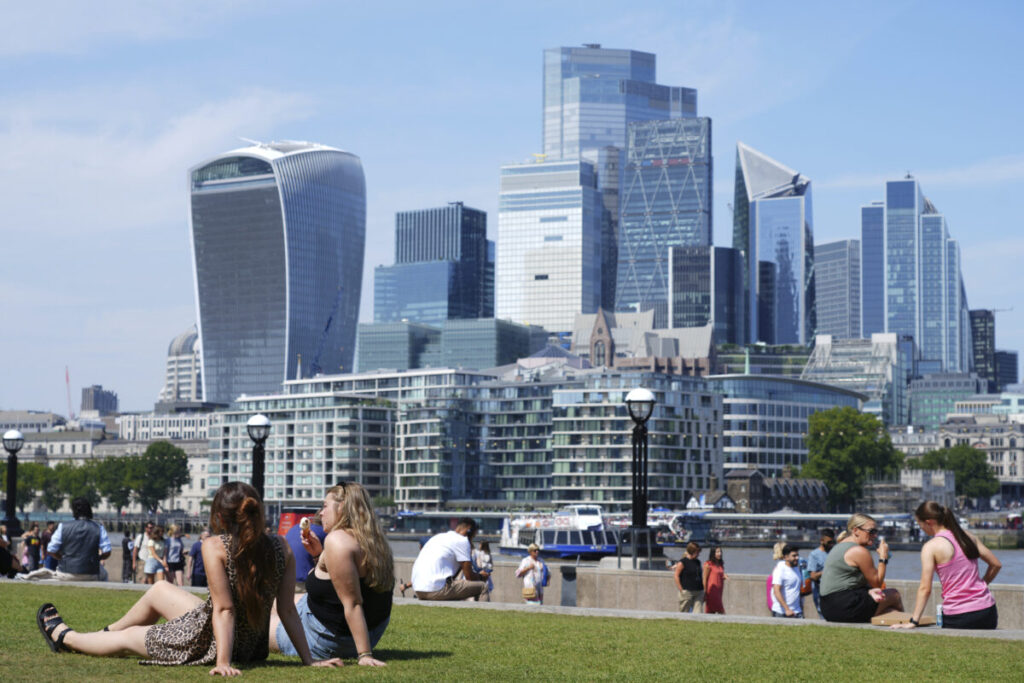 Heat, UK records hottest day of the year: 38.1° in London