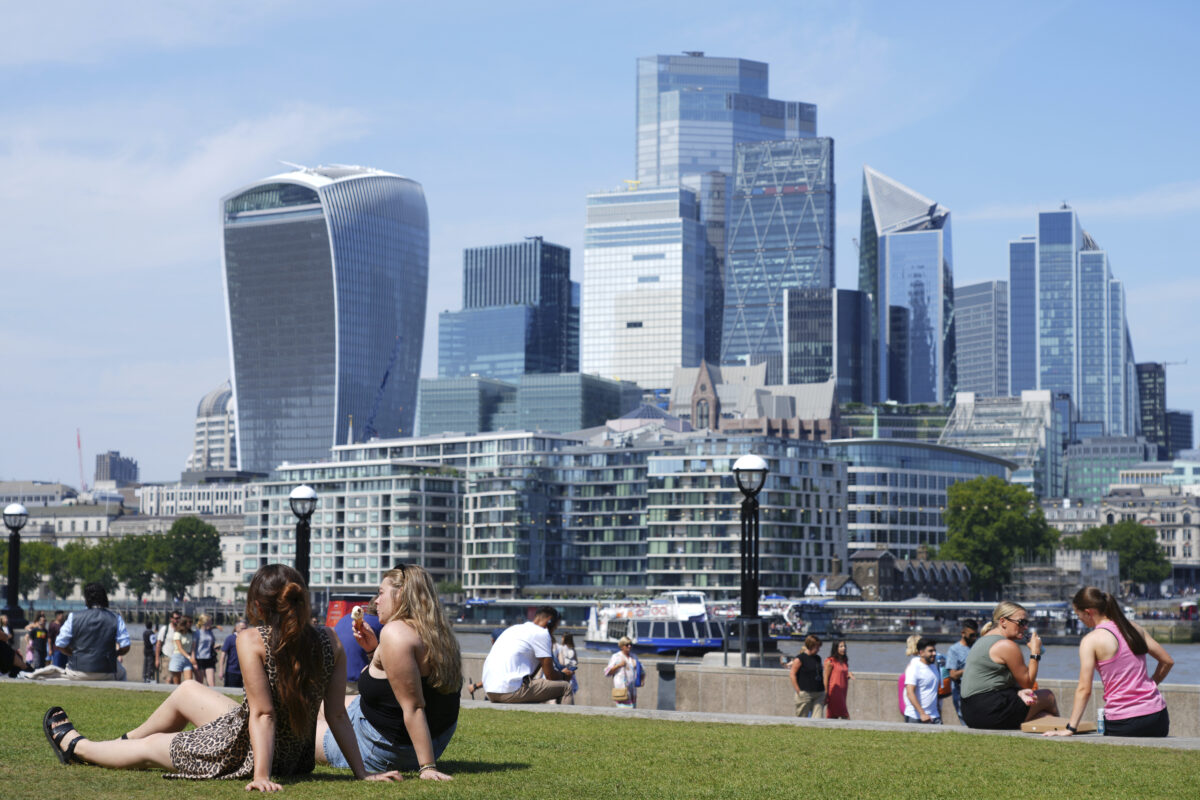Heat, UK records hottest day of the year: 38.1° in London Heat, UK records hottest day of the year: 38.1° in London