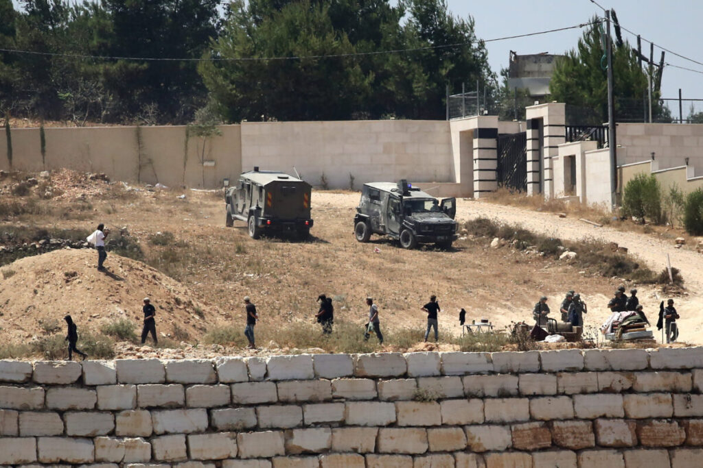 Settlers besiege three Palestinian families in the West Bank