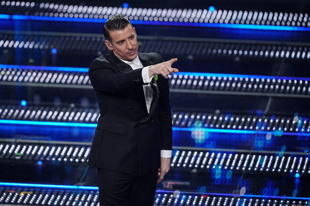 Gabbani taken ill on stage in Letojanni; concert interrupted