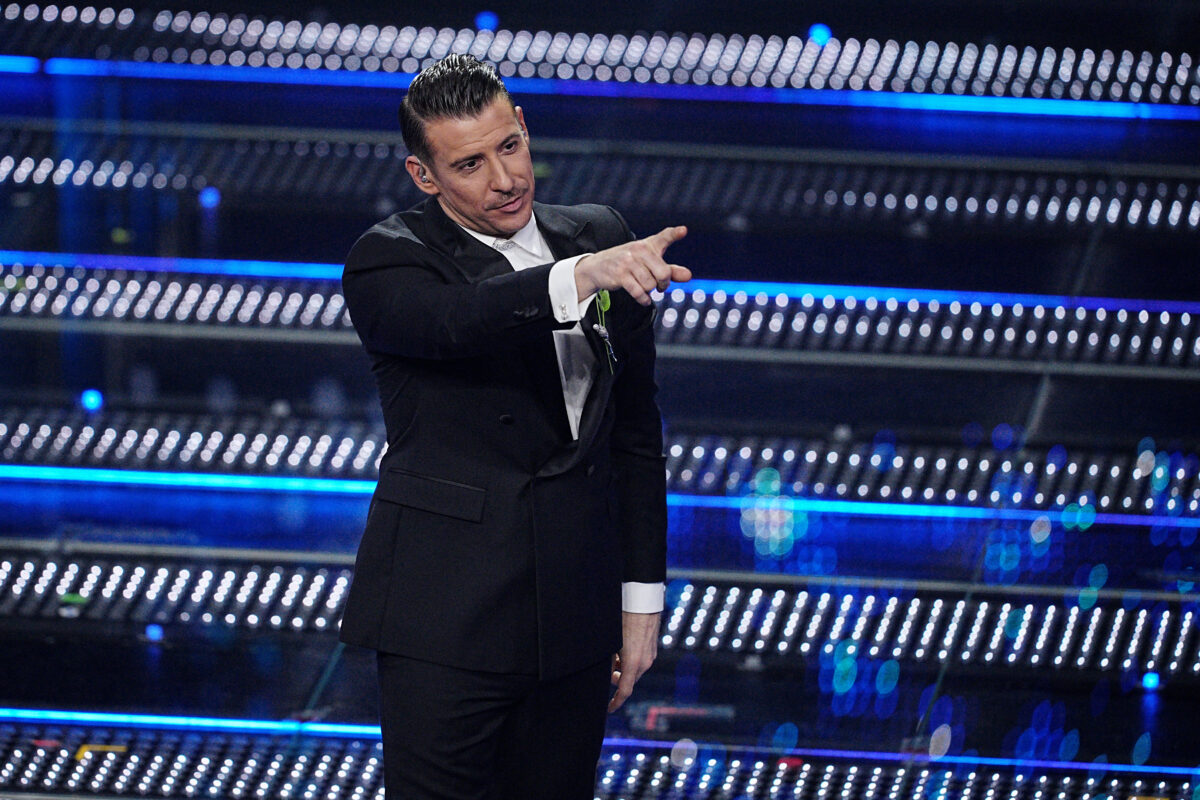 Gabbani taken ill on stage in Letojanni; concert interrupted Gabbani taken ill on stage in Letojanni; concert interrupted