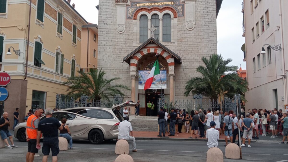 Bordighera: Hundreds Attend Beatrice’s Funeral; Coffin Greeted with Long Applause Bordighera: Hundreds Attend Beatrice’s Funeral; Coffin Greeted with Long Applause