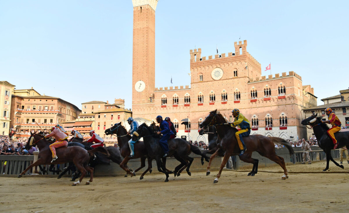 Palio di Siena: green flag raised; event postponed until tomorrow due to bad weather