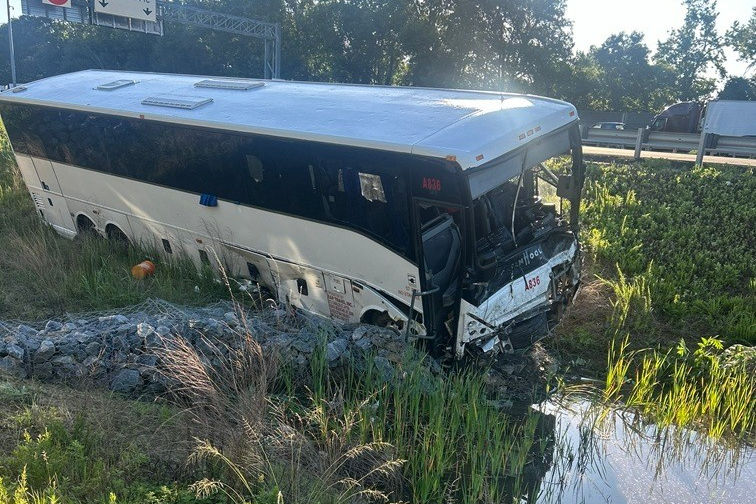 Brazil: Bus overturns, 10 dead