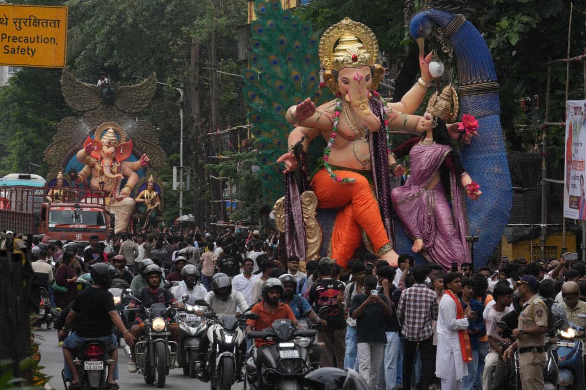 India: Stampede near temple, death toll rises to 7 India: Stampede near temple, death toll rises to 7