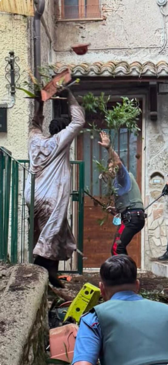 Rome, man goes on rampage and injures Olevano Romano mayor and four Carabinieri