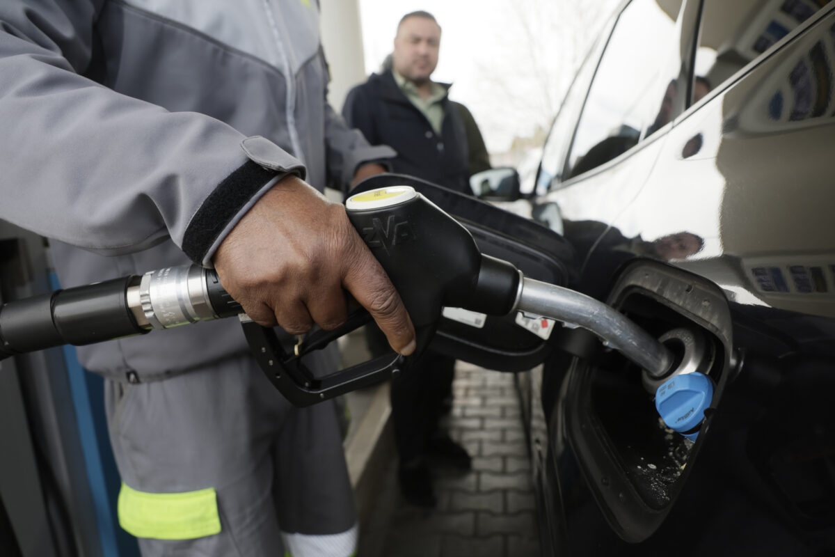 Fuel prices rise again: self-service petrol at 1.997 and diesel at 2.107