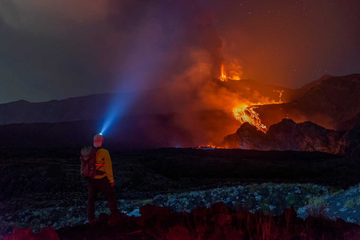 Etna: Strombolian activity resumes at the Voragine crater, accompanied by ash