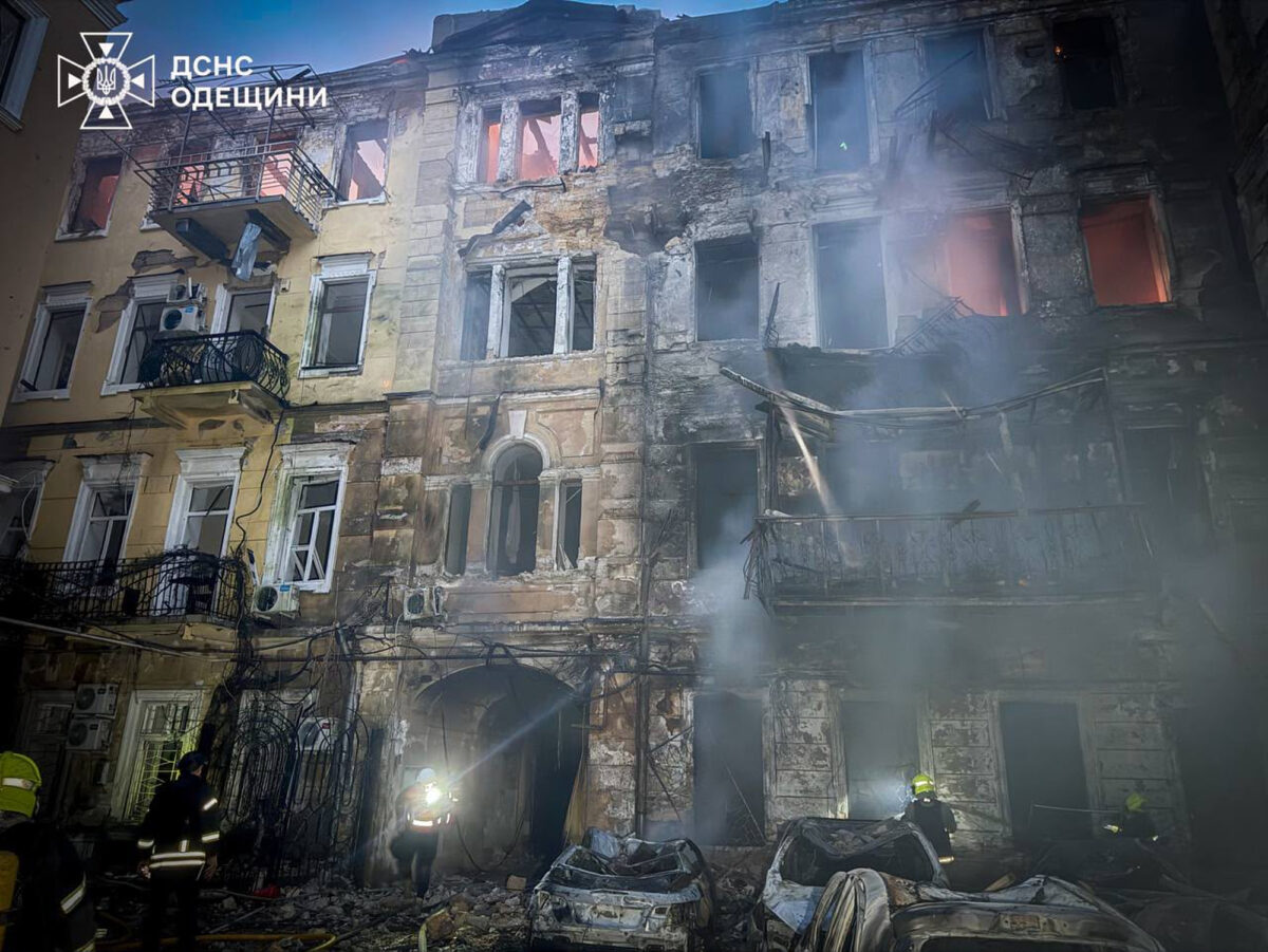 Ukraine: Russian attack on Odessa; two supermarkets on fire