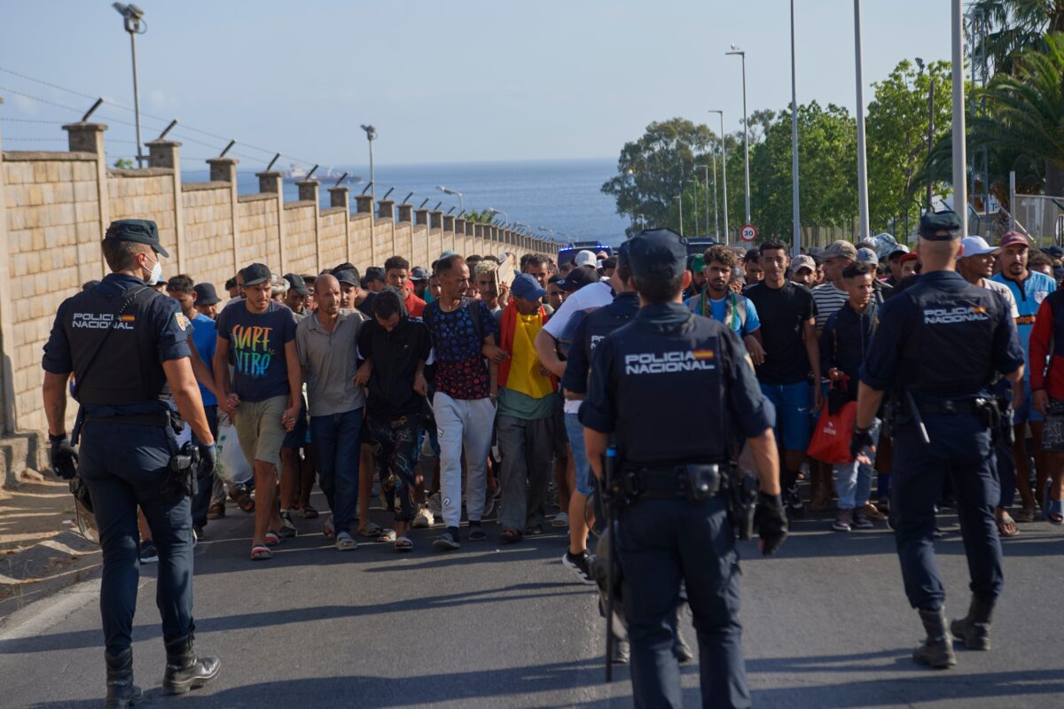 Migrants: two activists arrested in Ceuta for ‘inciting violent groups’ Migrants: two activists arrested in Ceuta for ‘inciting violent groups’