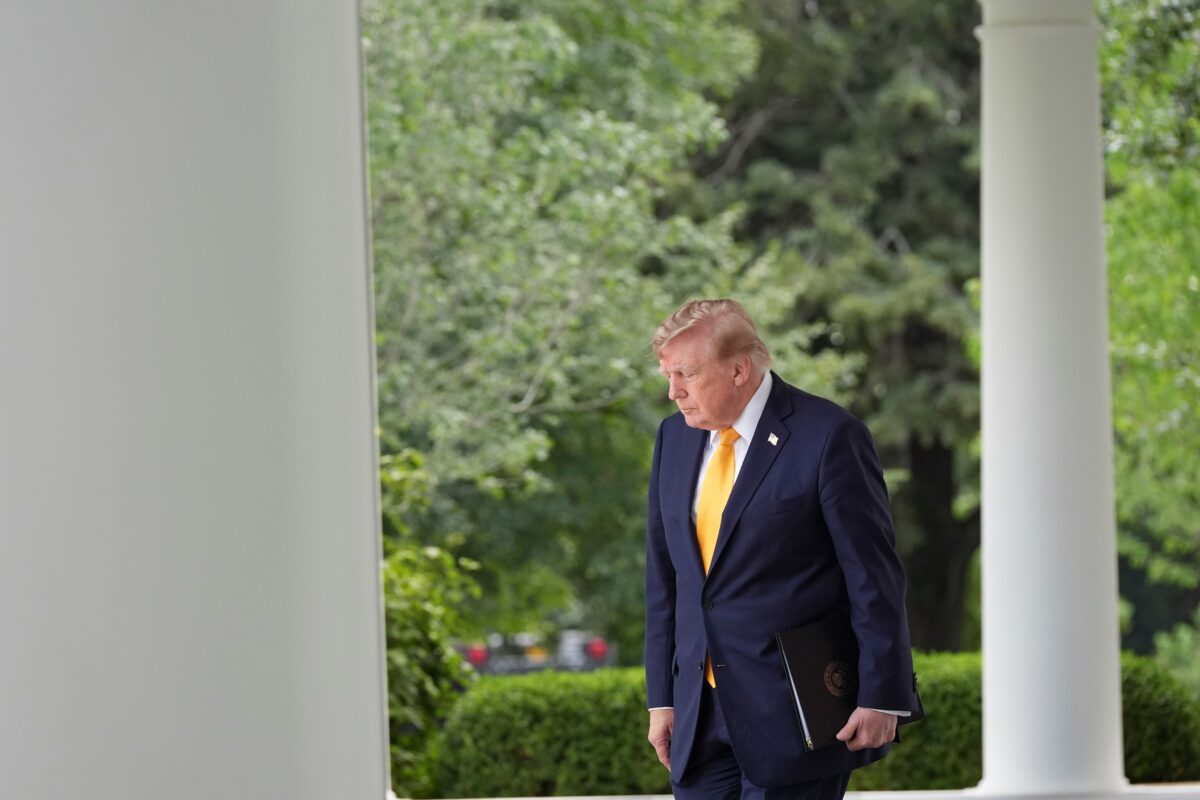 US, media: “Trump suspends immigrant visa applications”