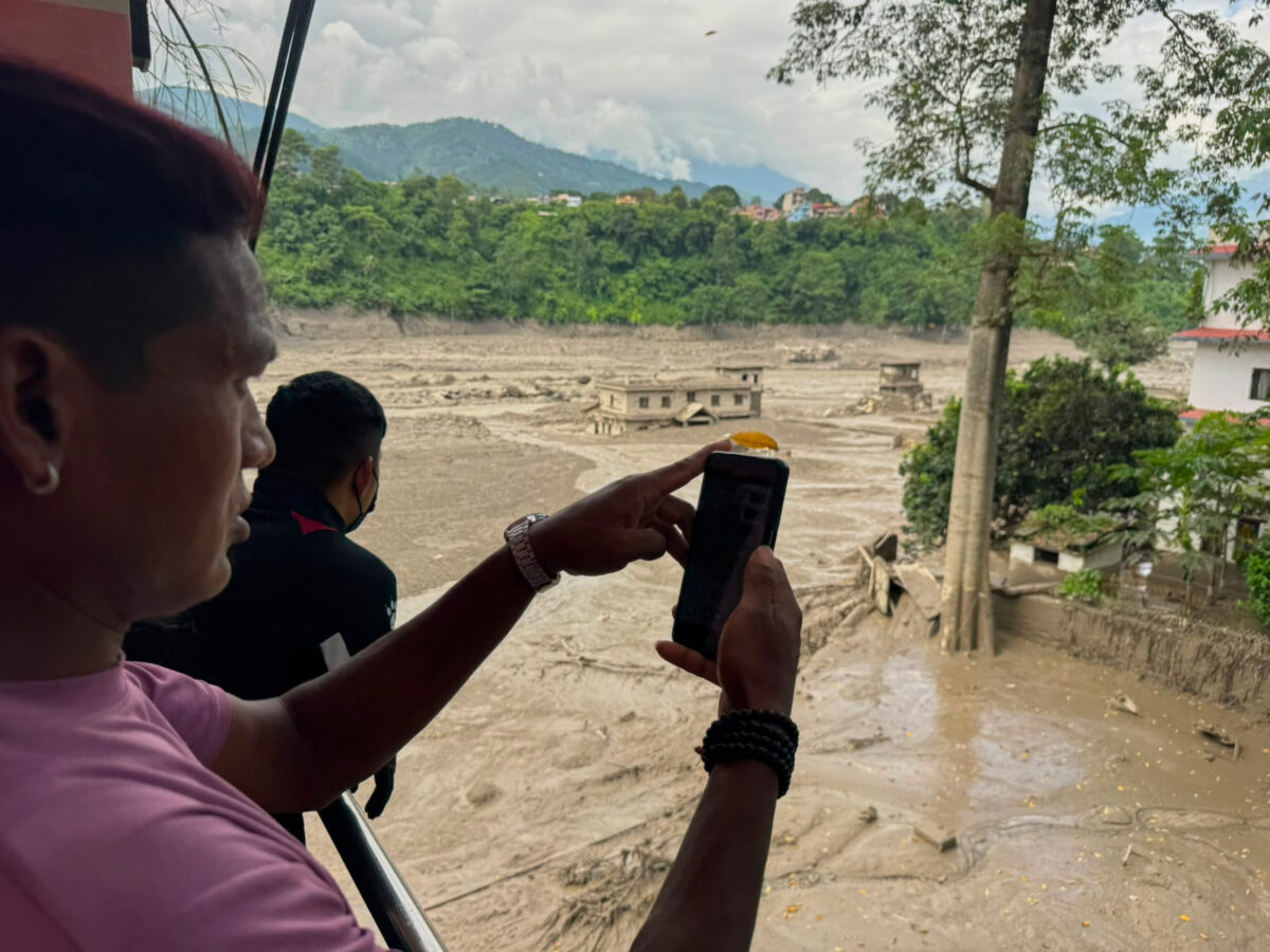Nepal, avalanche and floods: “At least eight dead and hundreds missing.”