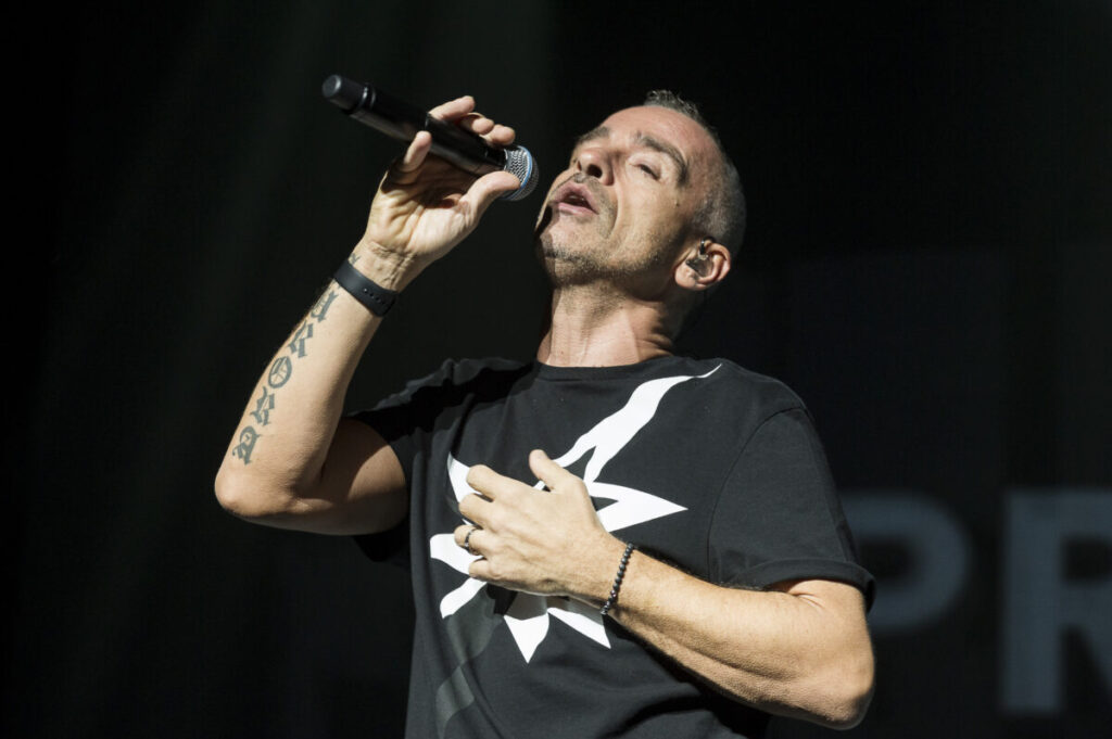 Music, Eros Ramazzotti undergoes vocal cord surgery: tour halted