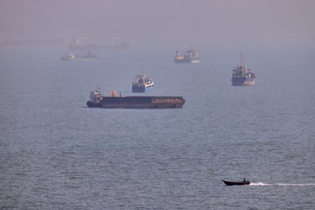 Iran: Oil tanker struck by an unknown projectile in the Strait of Hormuz