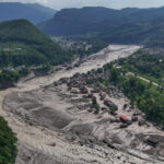 Nepal: over 500 foreign tourists missing following floods