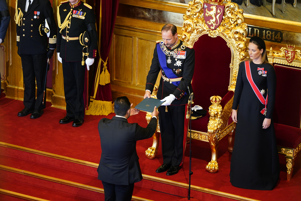 Norway: King Haakon takes the oath of office before Parliament