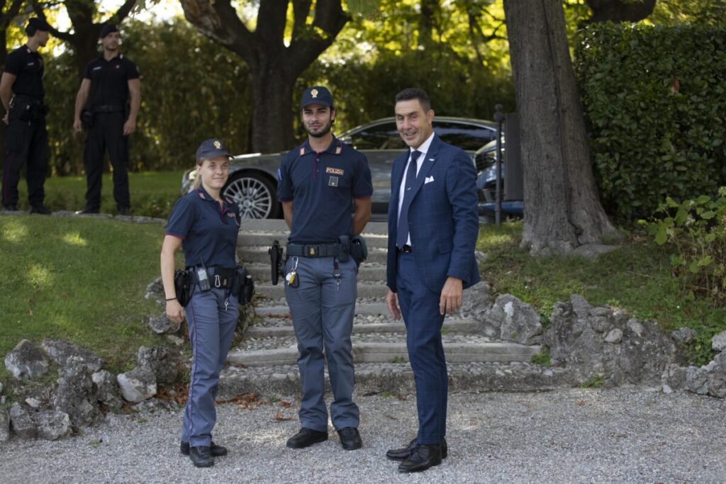 Cernobbio: Salvini and Vannacci cross paths; a handshake between former allies