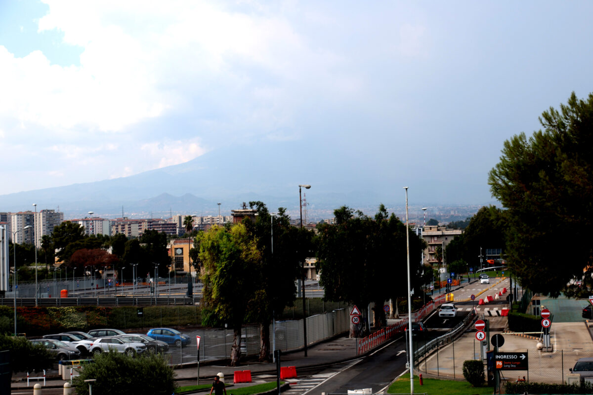 Etna: ash plume currently being emitted; red alert for aviation