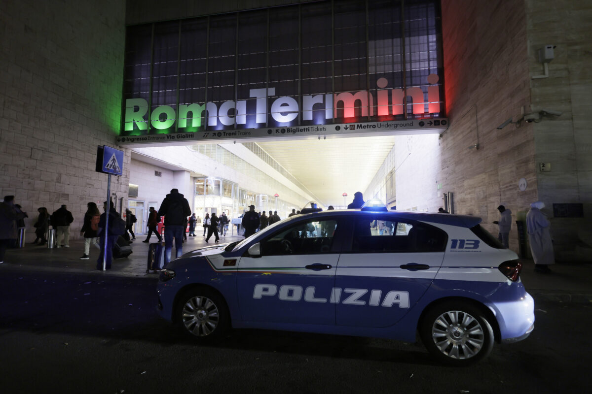 Anzio, drug dealing and unauthorized access to databases: 5 officers arrested
