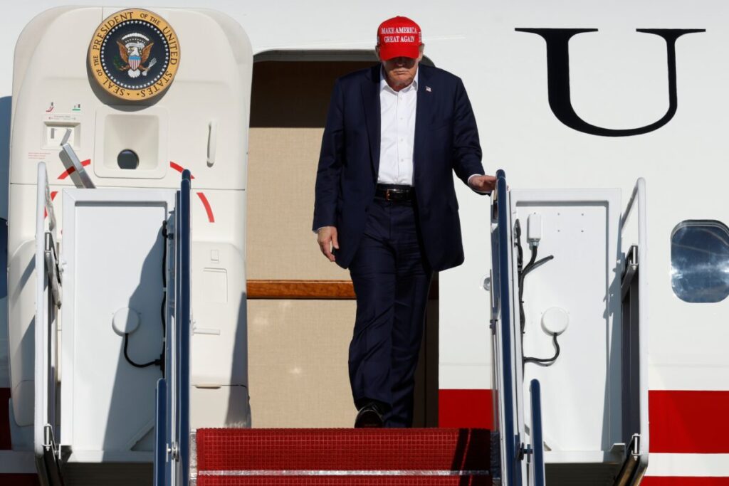 Iran, Trump: “Oil prices will plummet when we win the war”