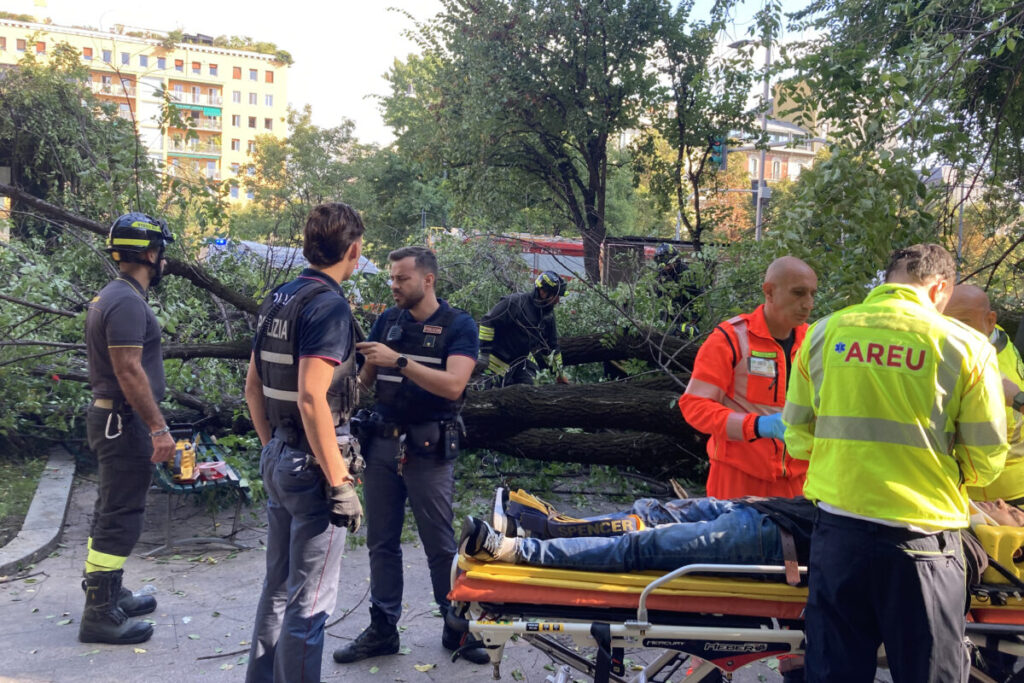 Milan: a branch falls in Piazza Risorgimento, 3 people injured