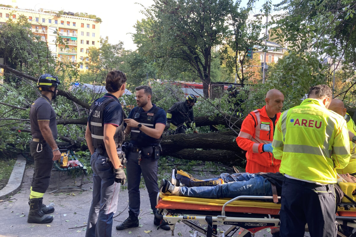 Milan: a branch falls in Piazza Risorgimento, 3 people injured