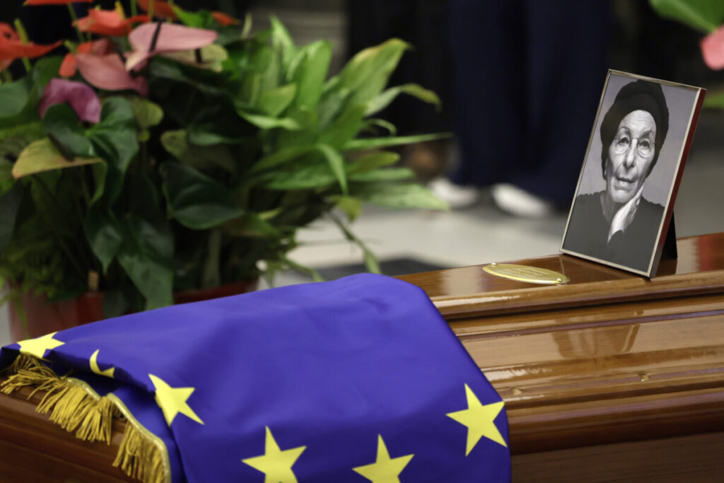 Bonino: Mattarella and Meloni arrive at the Campidoglio for state funeral