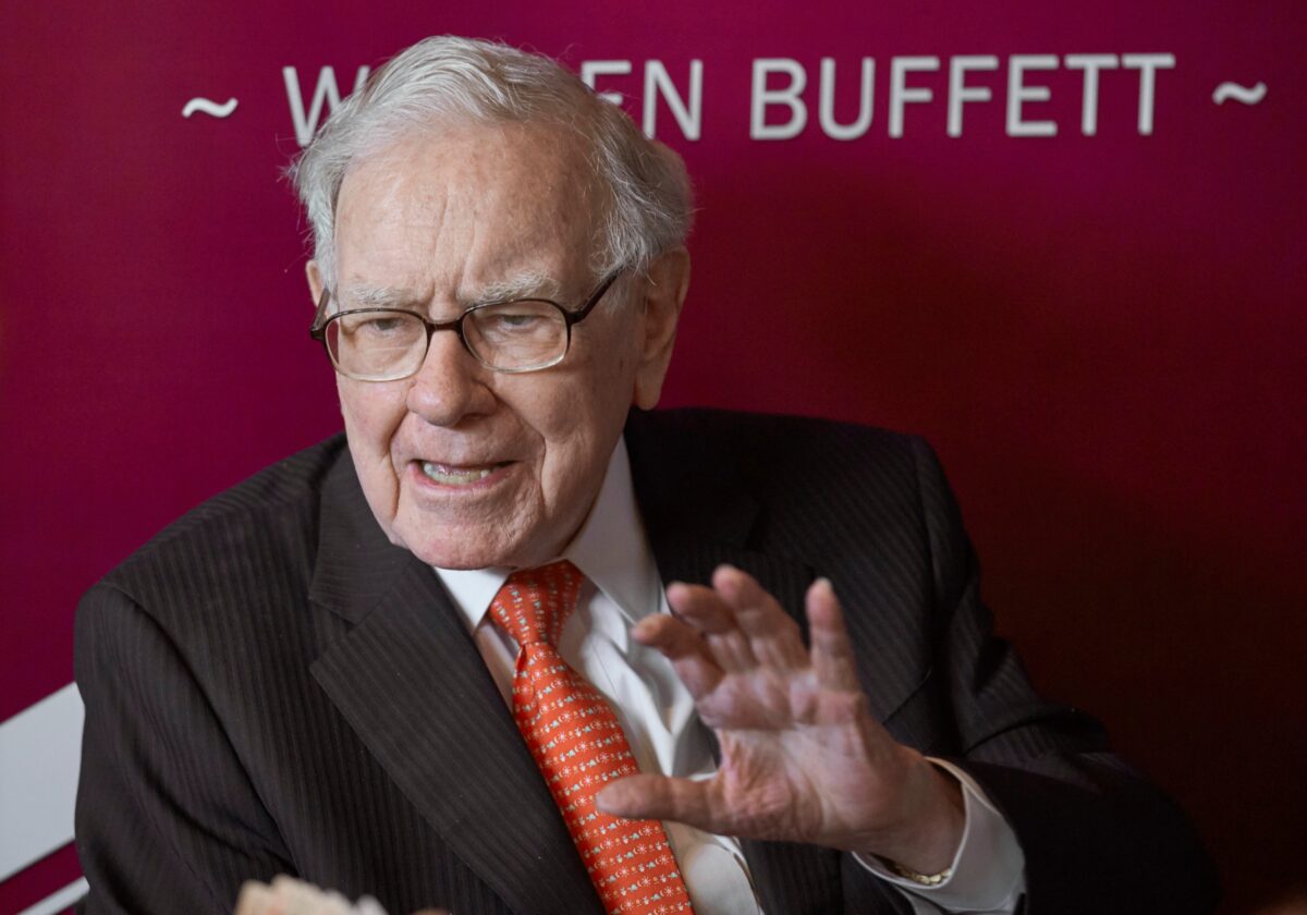 Berkshire Hathaway: Warren Buffett hands over the chairmanship to his son Howard