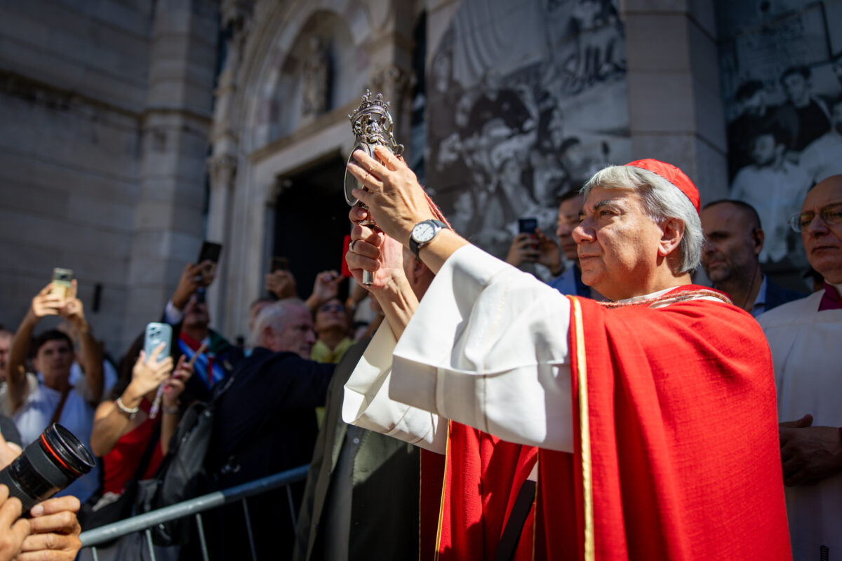Naples: Cardinal Domenico Battaglia displays the ampoule containing the liquefied blood of Saint Januarius Naples: Cardinal Domenico Battaglia displays the ampoule containing the liquefied blood of Saint Januarius