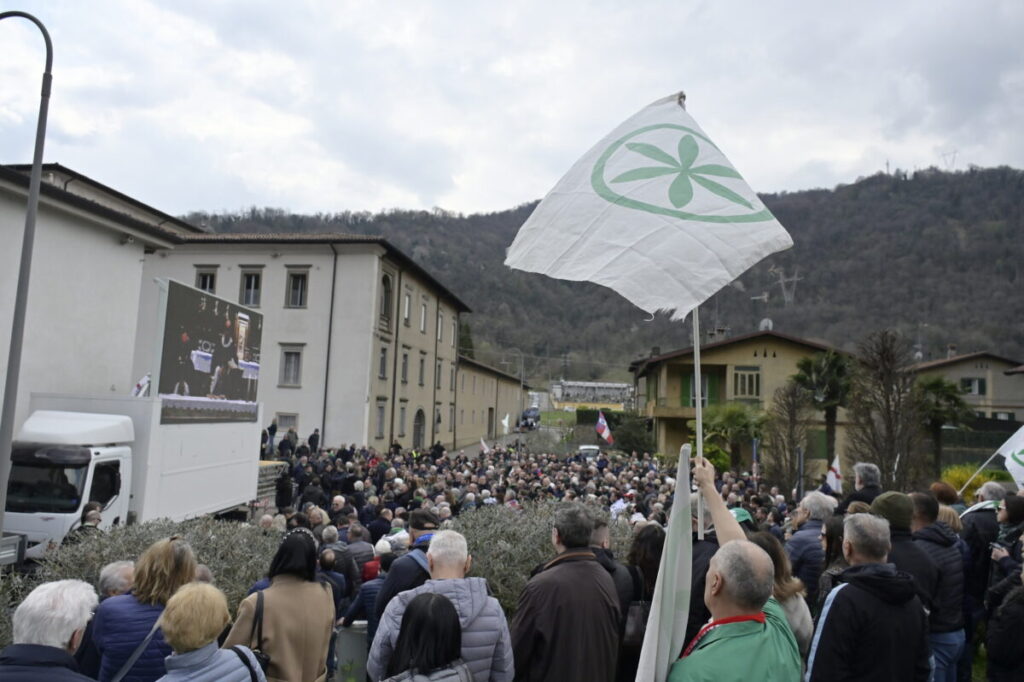 Pontida: around a hundred attend Mass for Bossi; Calderoli, Romeo and Ceccardi present